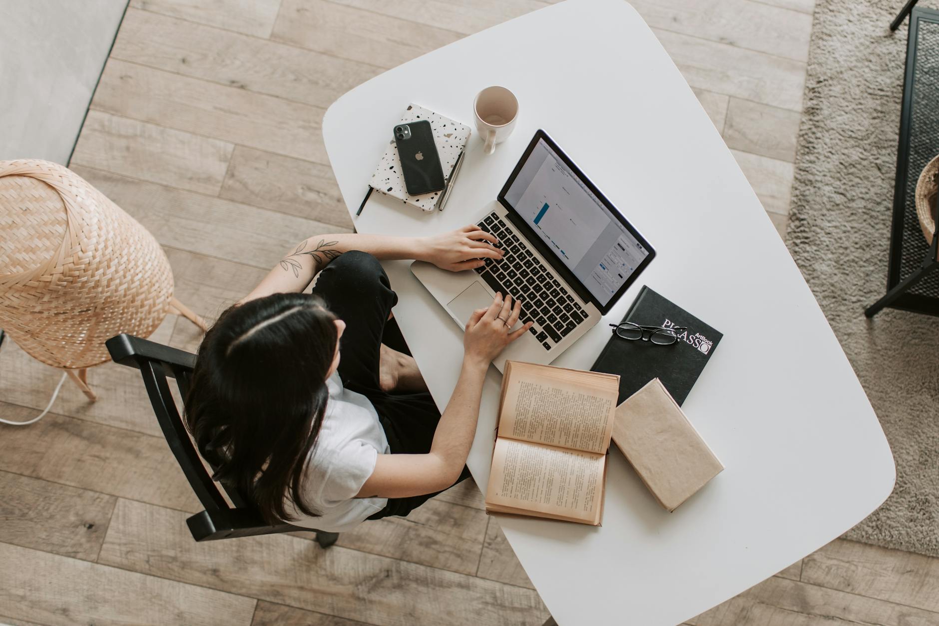 https://www.pexels.com/photo/young-lady-typing-on-keyboard-of-laptop-in-living-room-4050315/